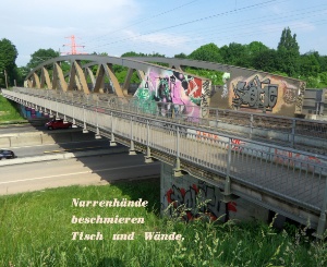 Narrenhände beschmieren Tisch und Wände. Die neue Brücke der Güterumgehungsbahn über der Autobahn A7 in Stellingen, kaum neu gebaut und schon beschmiert.
